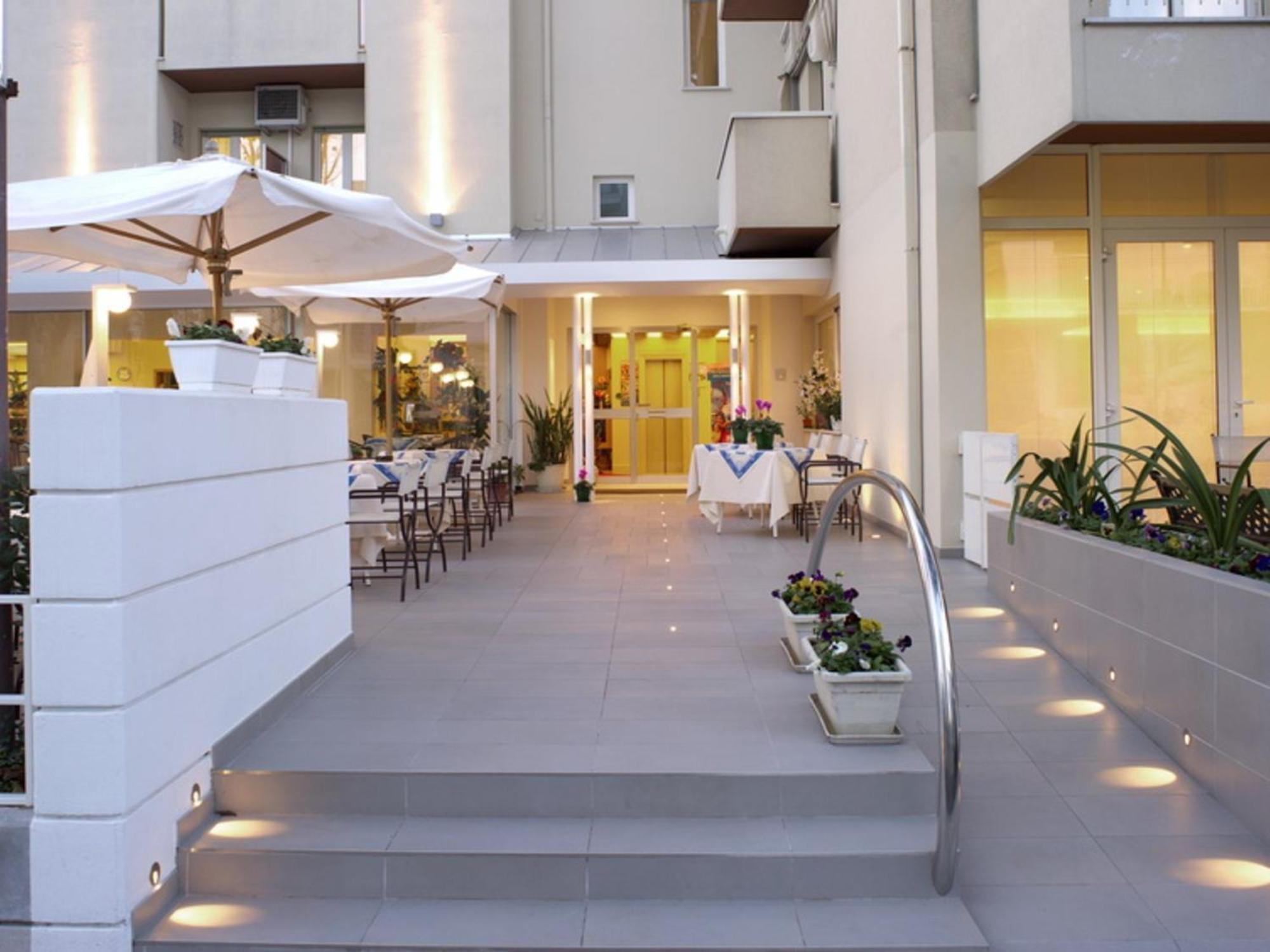 Hotel Nives Riccione Eksteriør billede